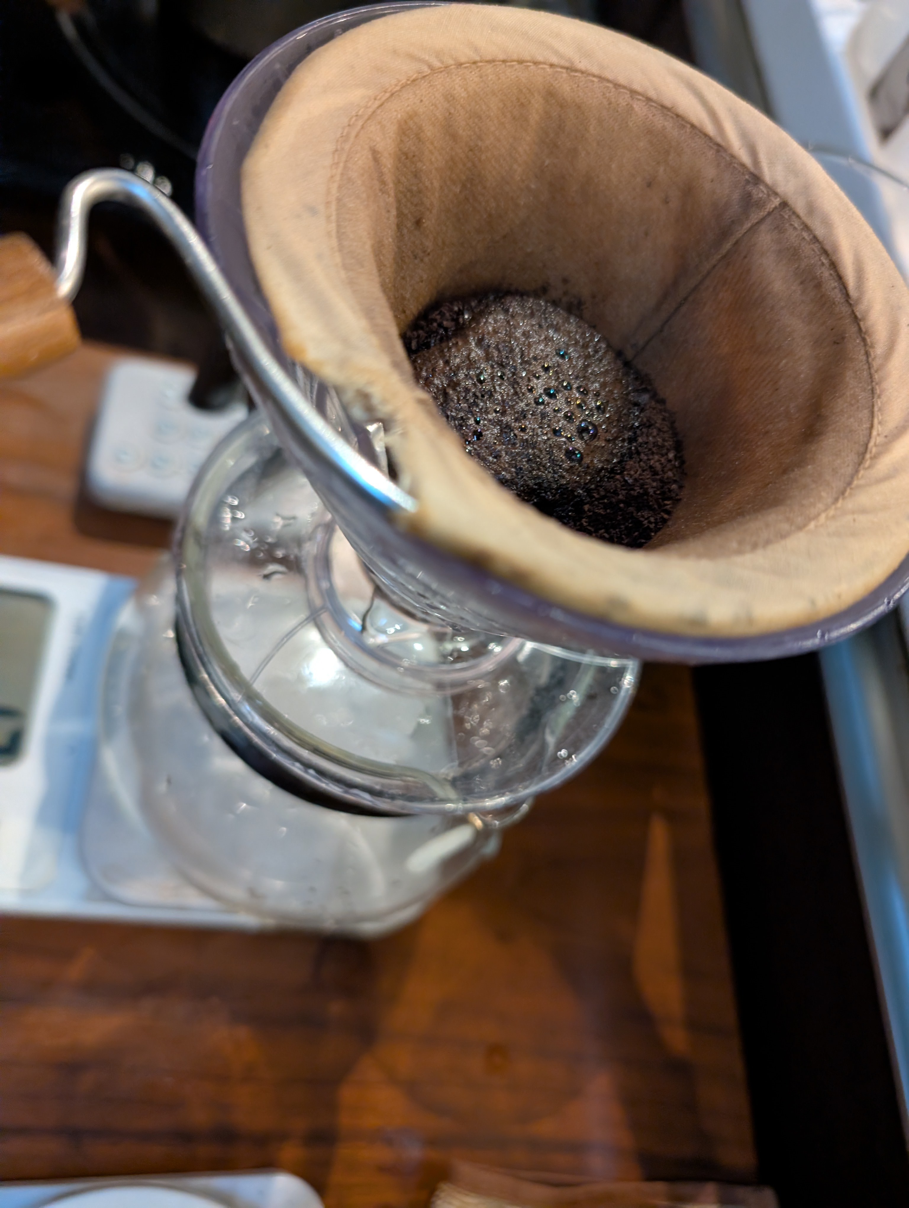 布ドリップでさくらブルボンを抽出している様子